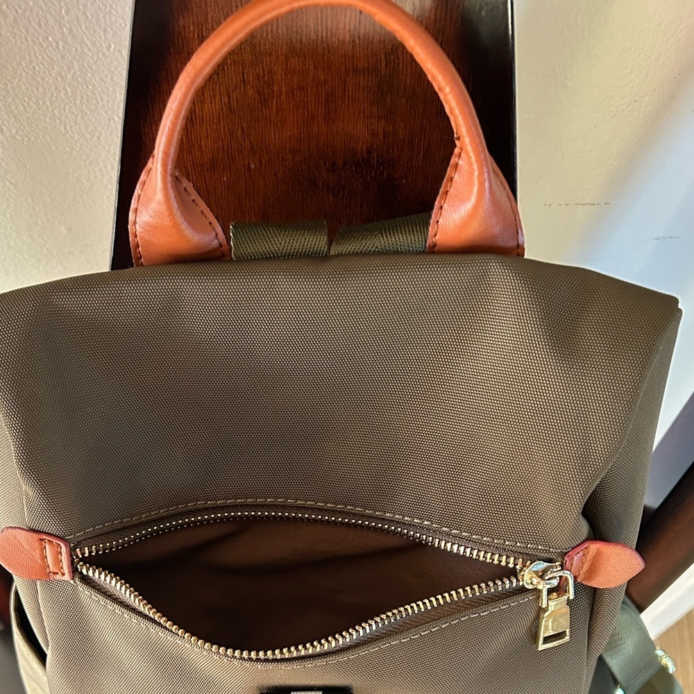 Chic Olive Backpack with Tan Details - Picture 4 of 12